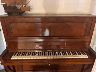 Piano antiguo con mecanica en hierro fundido