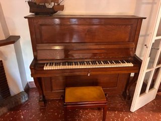 Piano antiguo con mecanica en hierro fundido