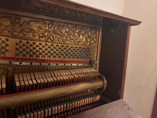 Piano antiguo con mecanica en hierro fundido