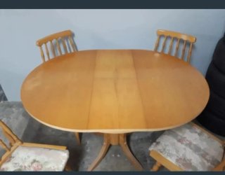 Mesa redonda de madera con 4 sillas