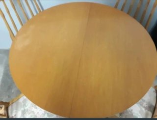 Mesa redonda de madera con 4 sillas
