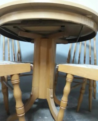 Mesa redonda de madera con 4 sillas