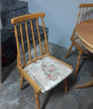 Mesa redonda de madera con 4 sillas