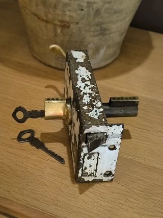 Antigua cerradura sobreponer acero y latón