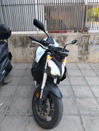 Honda Naked Blanca y Negra