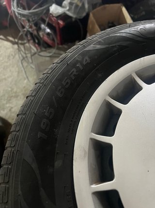 Llantas BMW E30 con tapacubos y neumáticos