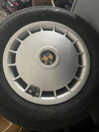 Llantas BMW E30 con tapacubos y neumáticos