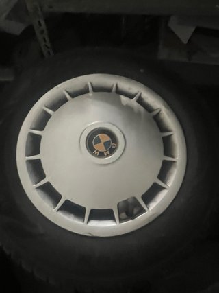 Llantas BMW E30 con tapacubos y neumáticos