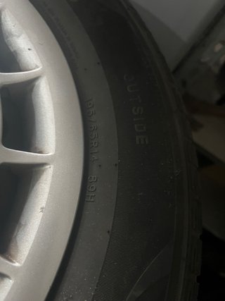 Llantas BMW E30 con tapacubos y neumáticos