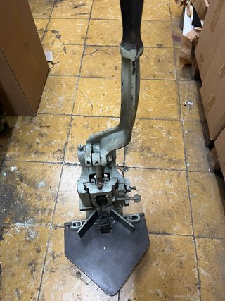 Máquina de imprenta antigua de canto romo