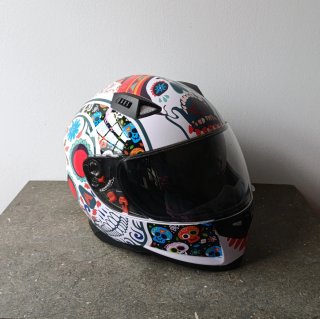 Casco de moto con diseño calaveras