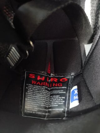 Casco de moto con diseño calaveras