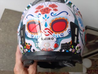 Casco de moto con diseño calaveras