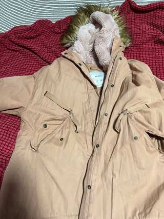 Parka rosa con capucha de pelo