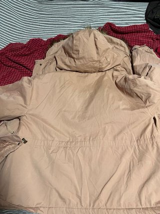 Parka rosa con capucha de pelo