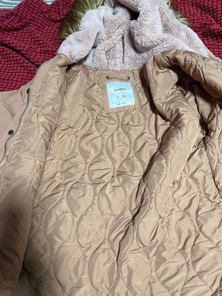 Parka rosa con capucha de pelo