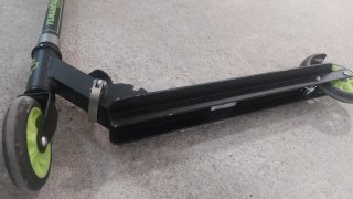 Patín negro con ruedas verdes