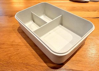 Fiambrera con compartimentos y cubiertos incluidos