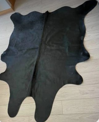 Alfombra de cuero de vaca negra