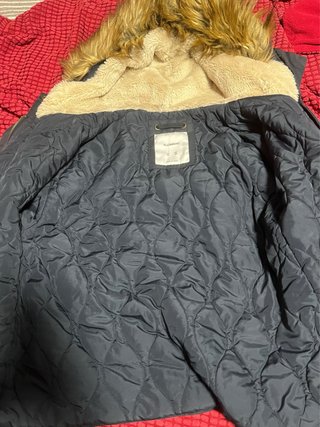 Parka Negra con Capucha de Pelo, es azul marino