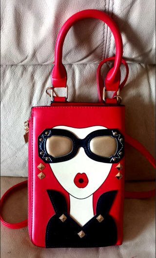 Borsa pochette ragazza viso donna rossa