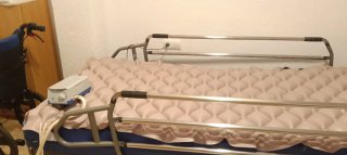 Cama geriátrica articulada con colchón antiescaras