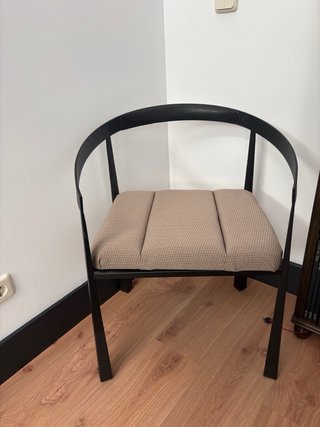 Sillas tailandesas negras de hierro.