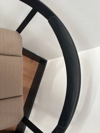 Sillas tailandesas negras de hierro.