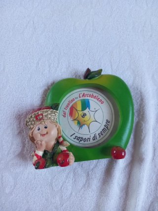 Cornice a forma di mela con bambina