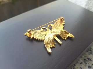 Spilla farfalla smaltata oro e strass