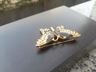 Spilla farfalla smaltata oro e strass