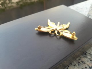 Spilla farfalla smaltata oro e strass