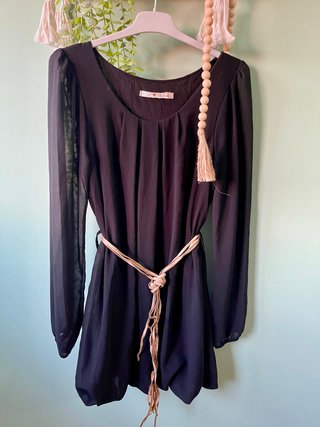 Vestido negro corto con cinturón
