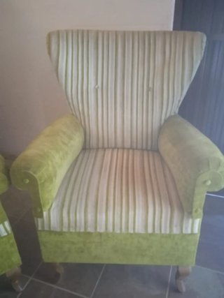 2 Sillones Orejeros Tapizados Beige y Verde
