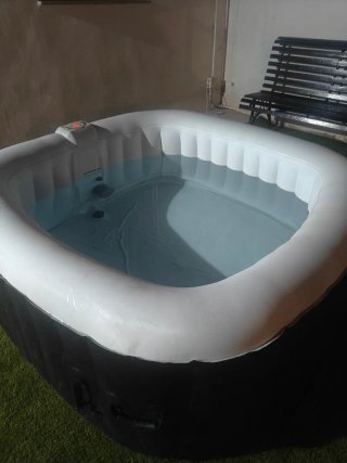 Jacuzzi inflable negro y blanco