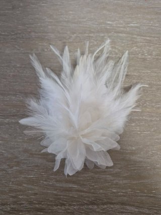 Tocado,broche de plumas y seda blanco roto.