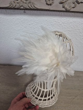 Tocado,broche de plumas y seda blanco roto.