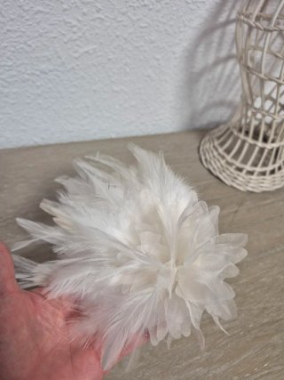 Tocado,broche de plumas y seda blanco roto.