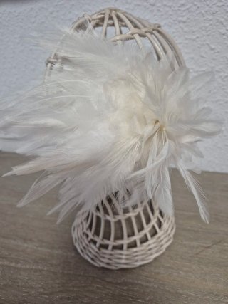 Tocado,broche de plumas y seda blanco roto.