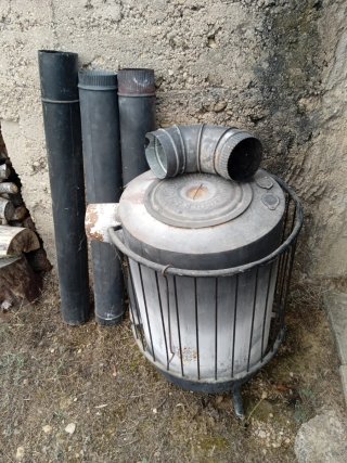 Estufa de leña metálica,1 codo y 3 tubos de 1m