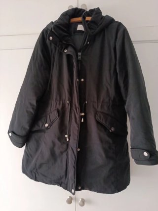 Parka negra con capucha