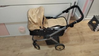 Carro de muñecas beige y negro