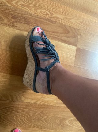 Sandalias cuña flecos azules grisaceas