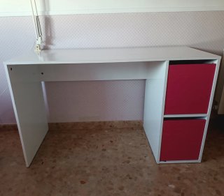 Escritorio blanco con cajones rosas fuxia