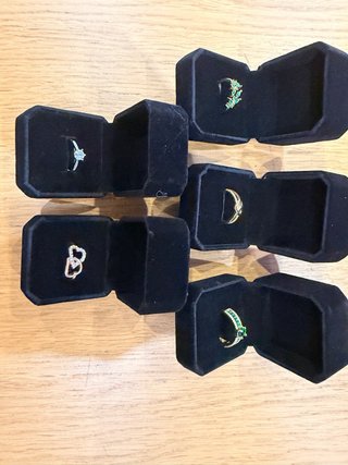 Lote anillos oro, plata de ley y bisutería