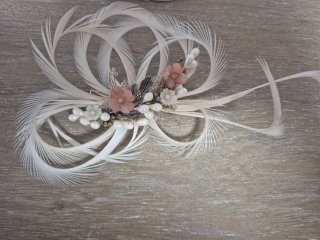 Tocado/Broche Plumas Biot y Porcelana ideal novia.