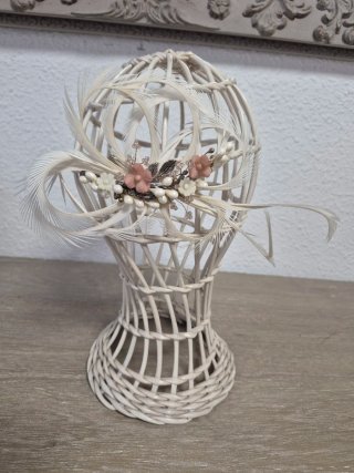 Tocado/Broche Plumas Biot y Porcelana ideal novia.