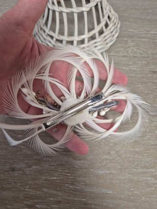 Tocado/Broche Plumas Biot y Porcelana ideal novia.