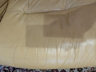 Sofá de cuero y madera tallada