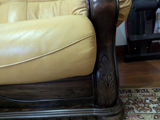 Sofá de cuero y madera tallada
